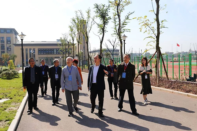 川渝20校高中論壇的專(zhuān)家代表和校長(zhǎng)到我校參觀指導(dǎo)