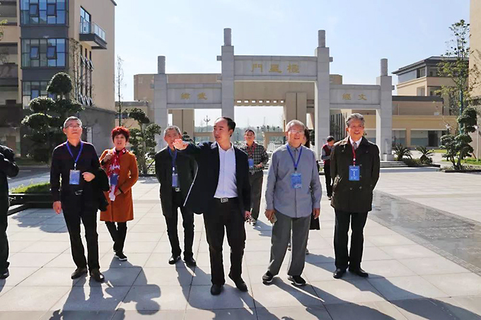 川渝20校高中論壇的專(zhuān)家代表和校長(zhǎng)到我校參觀指導(dǎo)