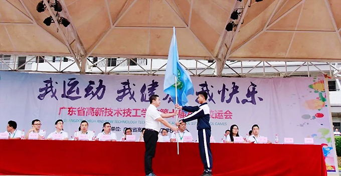 張?zhí)炫嘈iL為運動員代表授旗