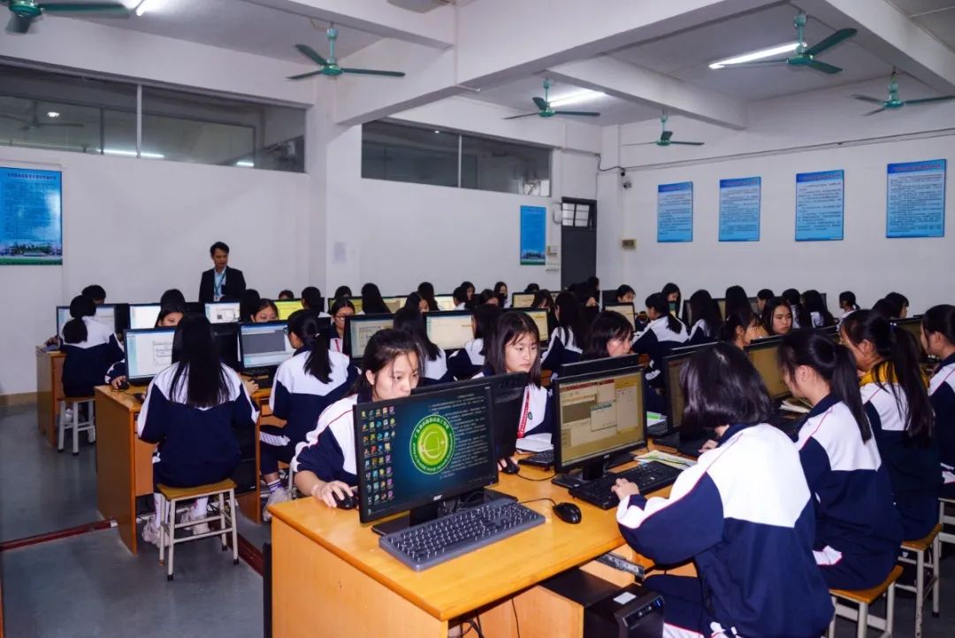 2018 11 21 計算機系實訓機房1--有學生3.jpg 圖片