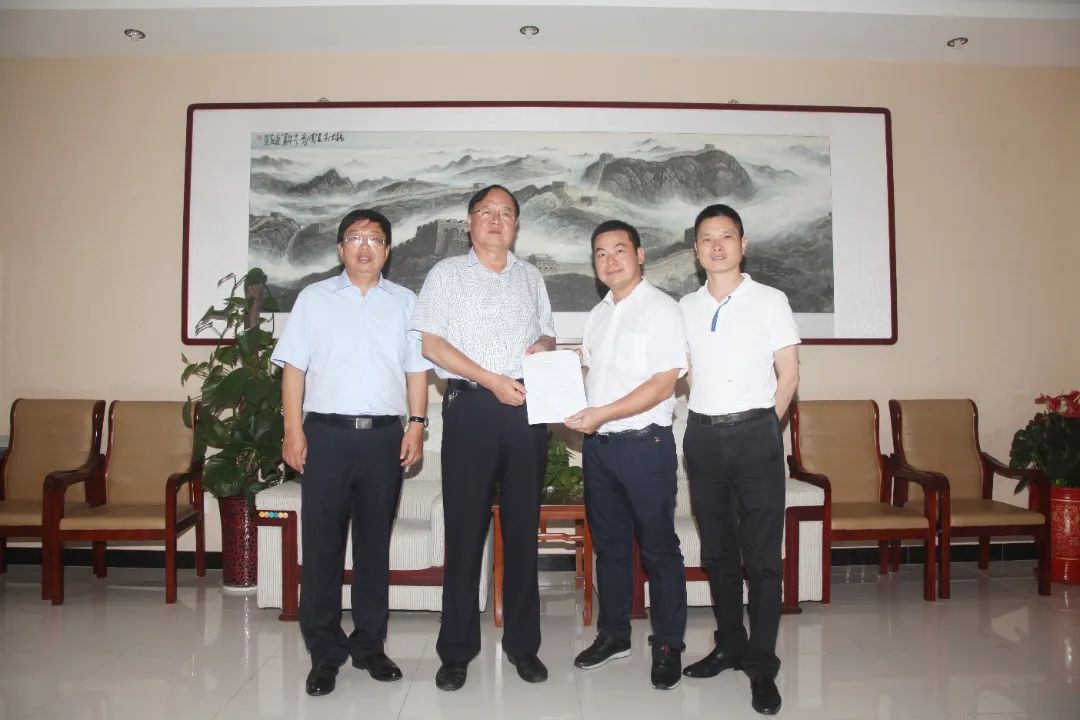 2016年7月23日,高新教育集團董事長張?zhí)炫嗯c衡水第一中學校長張文茂在衡水第一中學簽訂合作協(xié)議書。.jpg 圖片